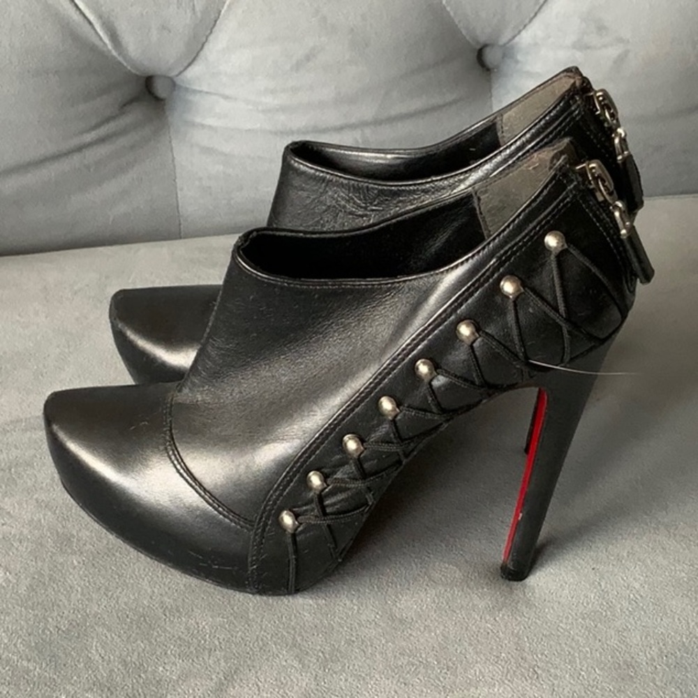 VIA UNO Black Short Boots Platform Rivets Size 7